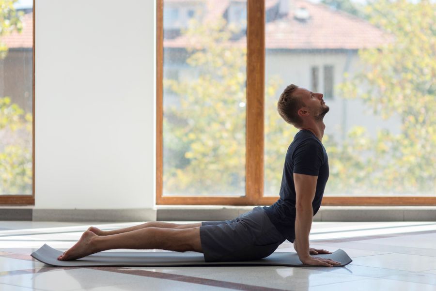 حرکات یوگا برای کاهش استرس Bhujangasana - پوشاک ورزشی پویان اسپرت